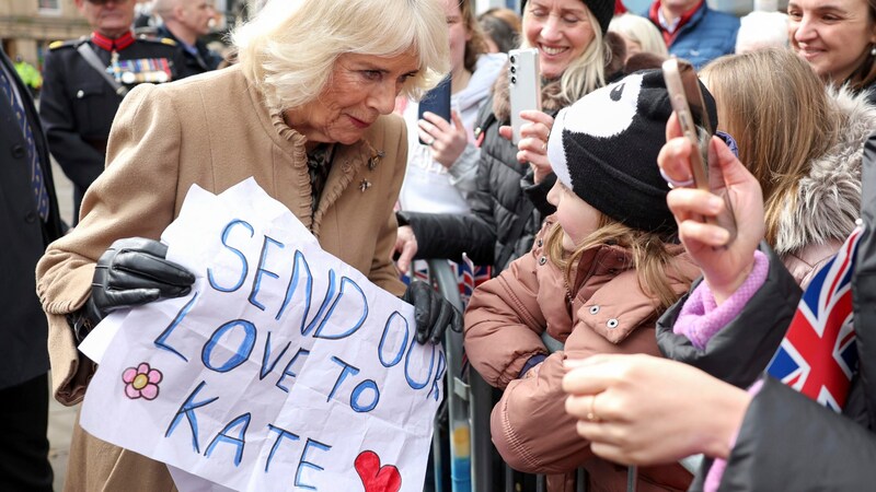 „Sie wird begeistert sein“, erklärte Camilla zwei Mädchen. (Bild: APA/Chris Jackson/Pool via AP)