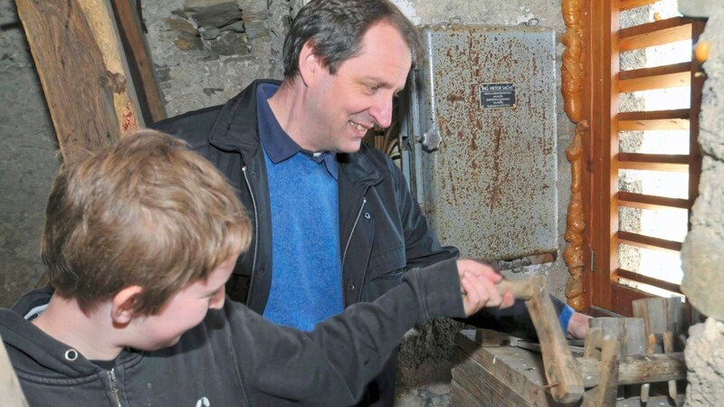 Peter und Maximilian Primoschitz beim Ratschendrehen. (Bild: zVg)