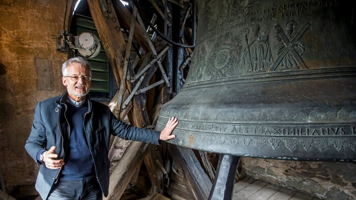 Stiftspfarrer Josef-Klaus Donko mit der größten Glocke Kärntens, der Maria Saalerin.