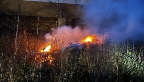 Feuer gefangen hat der Kran-Lkw, der bei Villach von einer Autobahnbrücke gestürzt ist. (Bild: BFKDO-Villach Stadt)