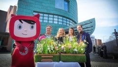 Blumenwiese vor der österreichischen Botschaft in Berlin: Manfred und Katrin Hohensinner mit Vittoria Ferragamo und Formel-1-Vierfachweltmeister Sebastian Vettel (von links). (Bild: Sepp Pail)