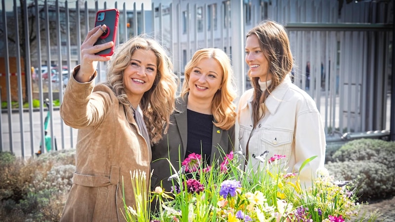 Selfie-Alarm: Lizz Görgl mit Katrin Hohensinner und Top-Model Charlott Cordes (v. l.). (Bild: Sepp Pail)