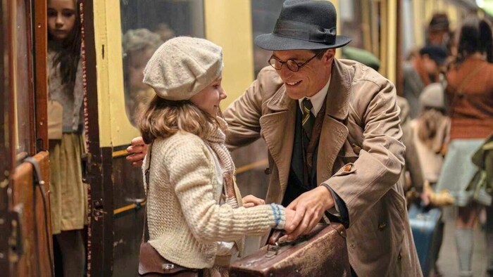 Er rettete 669 jüdische Kinder: Nicholas Winton, gespielt in jungen Jahren von Johnny Flynn und ...