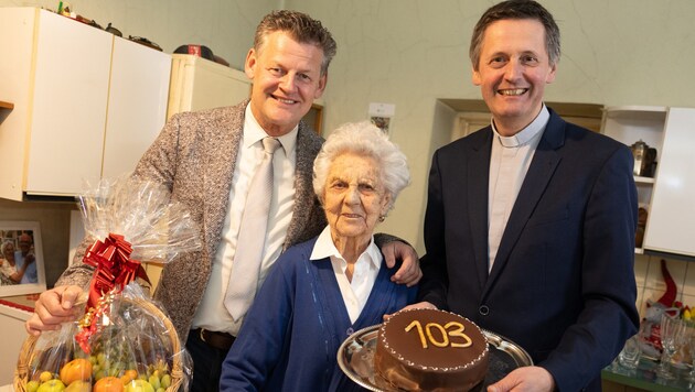 Maria Kaufmann freute sich über die Glückwünsche von Bürgermeister Christian Scheider und Dompfarrer Peter Allmaier. (Bild: Nicolas Zangerle Stadtkommunikation Klagenfurt)