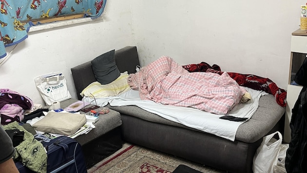 Only rarely does a room in an illegally used condemned building look as "habitable" as it does here. In "camps" without electricity, danger is usually imminent. (Bild: zVg)