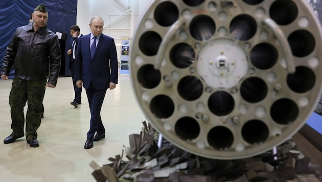Nach außen hin gibt sich Putin unbeeindruckt von den Waffenlieferungen für die Ukraine – und überhaupt plane man auch nicht, den Konflikt auszuweiten. (Bild: AP/Sputnik/Kremlin Pool/Mikhail Metzel)