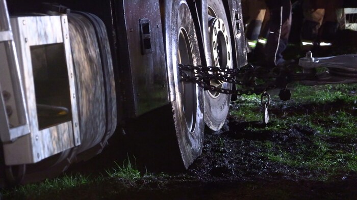 Der Lkw wurde mit einem Traktor und mehreren Winden aus dem Schlamm gezogen.