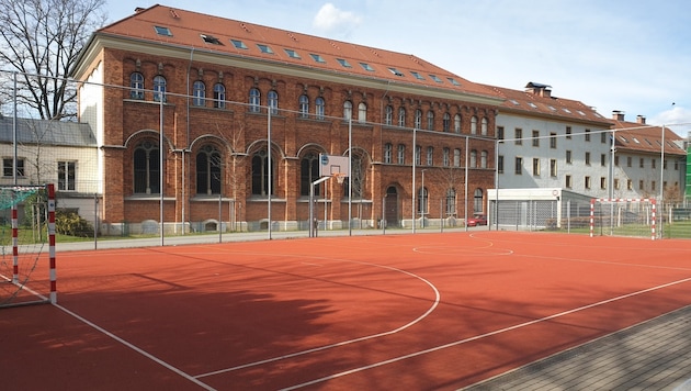 Eine der Problemzonen: Der Sportplatz am dicht besiedelten Hafnerriegel (Bild: Philipp Braunegger)