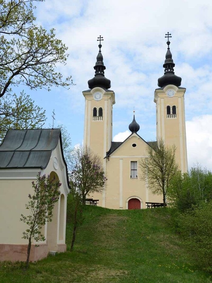 In Schilterndorf, einem kleinen Dorf nördlich von Bleiburg, steht weithin sichtbar auf dem ...