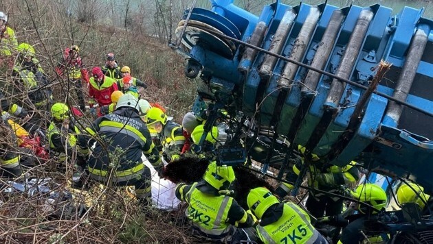 Die Feuerwehren hatten im steilen Gelände einen schwierigen Einsatz zu bewältigen. (Bild: HFW Villach)