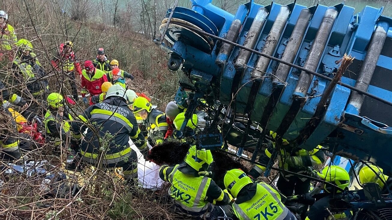 Die Feuerwehren hatten im steilen Gelände einen schwierigen Einsatz zu bewältigen. (Bild: HFW Villach) Die Feuerwehren hatten im steilen Gelände einen schwierigen Einsatz zu bewältigen. (Bild: HFW Villach)