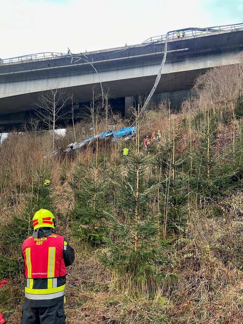 Etwa 30 Meter stürzte der Lkw von der Brücke herab. (Bild: HFW Villach)