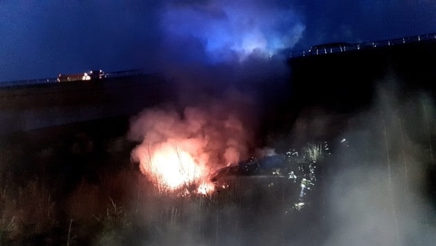 „Feuerschein auf die B100 Drautal Bundesstraße“ – dazu wurden die Feuerwehren am Gründonnerstag um 4.36 Uhr alarmiert. (Bild: HFW Villach)