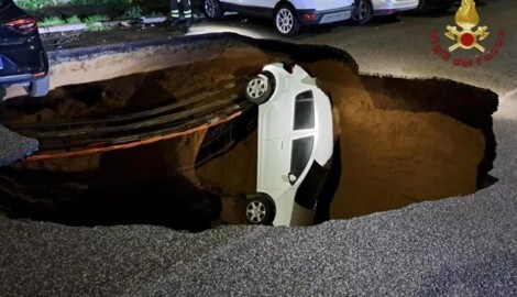 Zwei Autos stürzten in die Grube – ein drittes blieb nur knapp verschont. (Bild: Vigili del Fuoco)