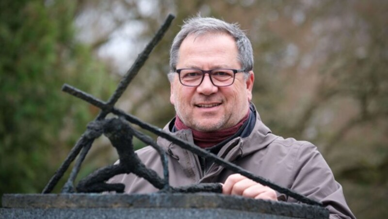 Friedhofsverwalter Clemens Frauscher plant eine neue Allee aus Urnenbäumen. (Bild: Horst Einöder/Flashpictures)