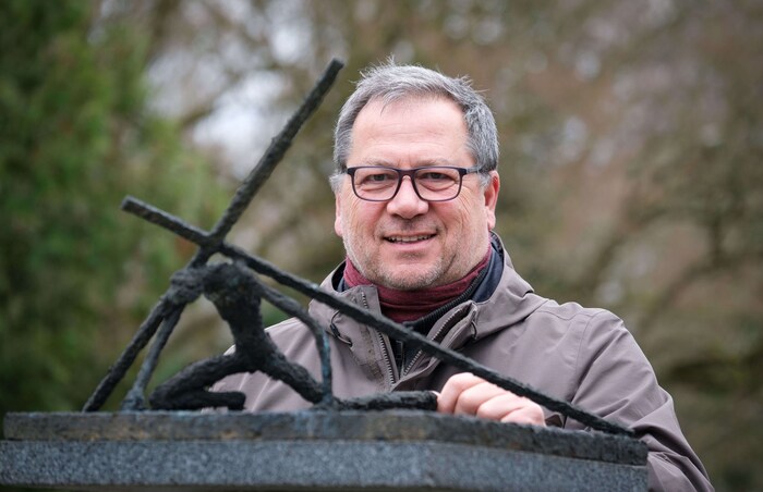 Friedhofsverwalter Clemens Frauscher plant eine neue Allee aus Urnenbäumen.
