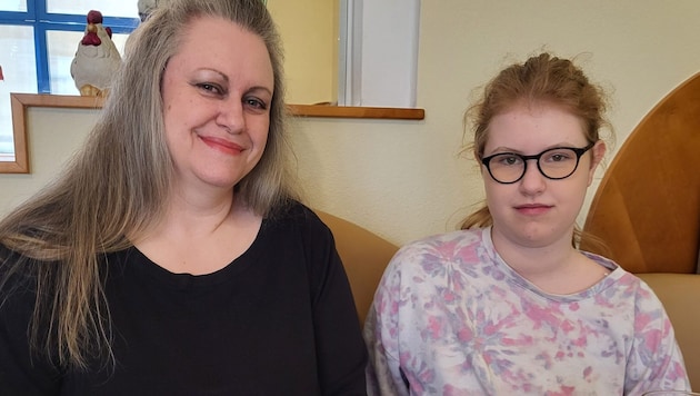 Barbara Gottlieb és lánya, Rebecca, aki autista, beszélgetnek a mindennapjaikról. (Bild: Christa Blümel)
