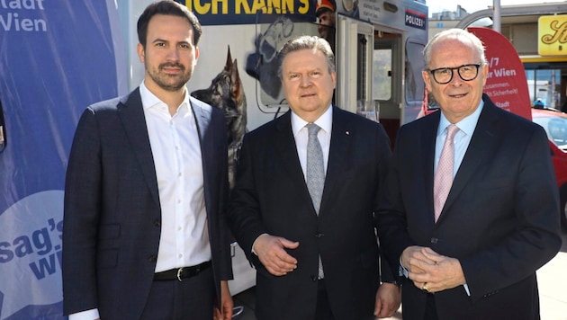 New three-party coalition for more security in the tenth district: Deputy Mayor Christoph Wiederkehr (Neos), Mayor Ludwig Michael (SPÖ) and ÖVP city councillor Karl Mahrer (from left to right) (Bild: Marcus Deak)