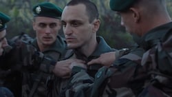 Aleksej (Franz Rogowski) schließt sich der Fremdenlegion an, rasch werden ihm die Schattenseiten des afrikanischen Krieges  bewusst.  (Bild: Films Grand Huit)