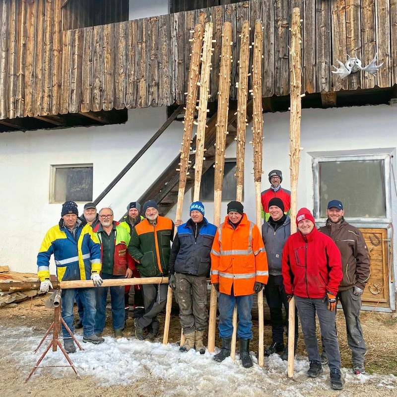 Am Hof der Familie Schein am Hemmaberg: Die Bäume werden schon im Winter gefällt, bis zu 200 Keile können in eine Fackel gehauen werden. (Bild: Fackelträger Globasnitz )