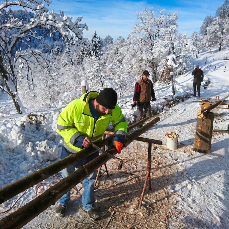 Die Arbeit beginnt bereits kurz nach Weihnachten, damit die Fackeln wenn sie fertig sind noch trocknen können. (Bild: Fackelträger Globasnitz)