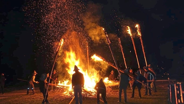 Fackelschwingen beim Kulturverein Fackelträger/Bokvarji. Sie bitten um eine gute Ernte und auch um den Schutz vor Unwettern. (Bild: Fackelträger Globasnitz)