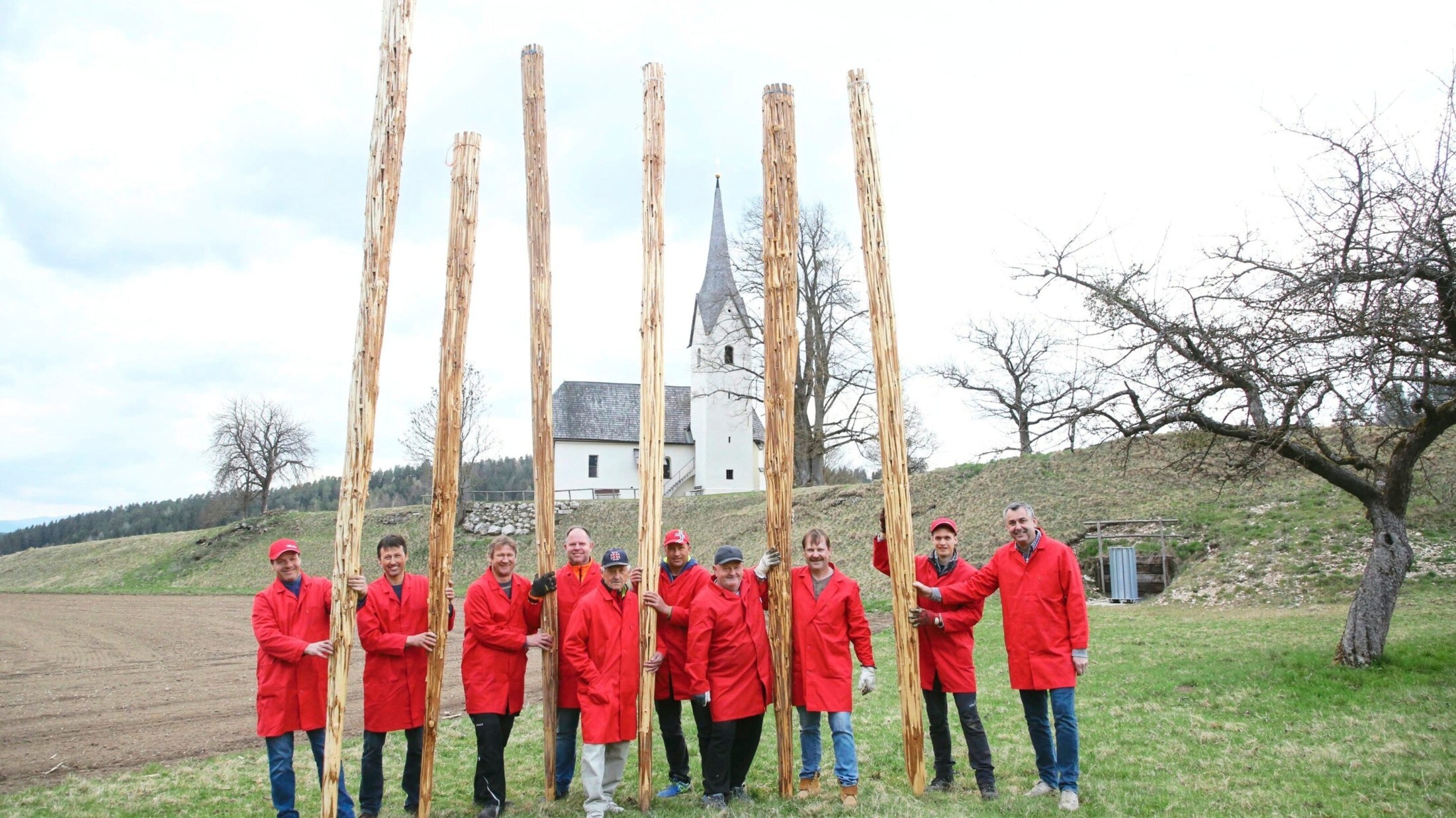 Torches have always been lit in the field below the parish church of St. Georgen. (Bild: Evelyn HronekKamerawerk)