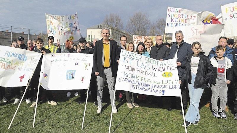 Protest gegen Containerklassen in Wien. Schüler verlieren ihren Sportplatz. (Bild: Gerhard Bartel)