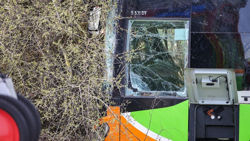 Der verunglückte Bus an der Unfallstelle auf der A9 bei Schkeuditz in Sachsen (Bild: APA/dpa/Jan Woitas)