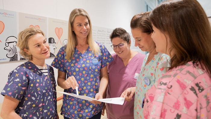 Im Gespräch mit Kolleginnen: Nicole Hainz (2. v. li.) ist eine der Bereichsleiterinnen des ...