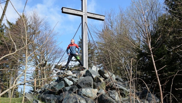 Rolf Majcen at the summit of the Großer Hirschenstein (862 m). He also wants to visit the 22 other summit crosses in Burgenland in one day. (Bild: zVg)
