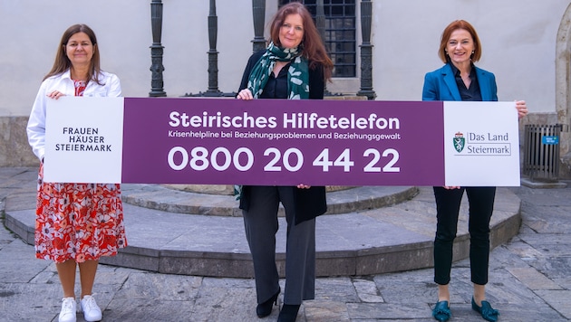 Die Landesrätinnen Doris Kampus (li.) und Simone Schmiedtbauer (re.) mit Michaela Gosch, Geschäftsführerin der Frauenhäuser Steiermark. (Bild: Land Steiermark)
