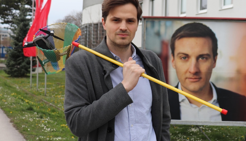 JVP-Chef Sebastian Stark mit „abgefangener" Drohne vor der SPÖ-Zentrale in St. Pölten (Bild: JVP NÖ)