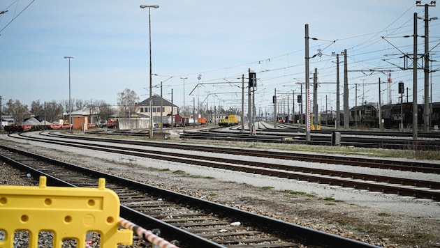 Zwischen Wels und Marchtrenk engleiste im September 2023 ein Güterzug, Styrol trat aus. (Bild: Markus Wenzel)