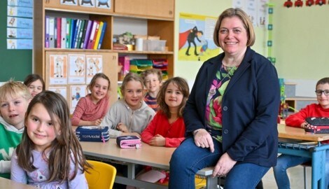 Direktorin Ilona Rechberger inmitten „ihrer“ Kinder – und von denen gibt es viele mehr, ist sie doch für drei Schulen verantwortlich (Bild: Dostal Harald)