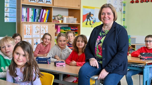 Principal Ilona Rechberger surrounded by "her" children - and there are many more of them, as she is responsible for three schools (Bild: Dostal Harald)