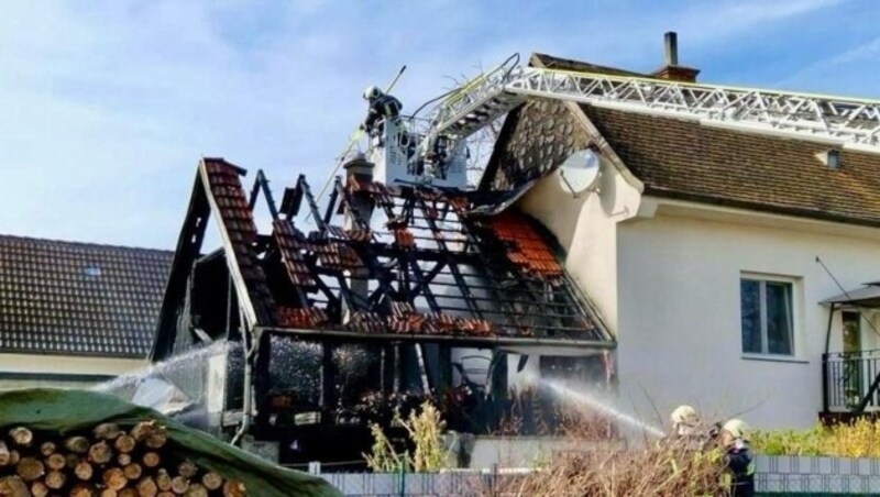 Ein Feuer zerstörte den Zubau eines Wohnhauses in Dörfl. Nur eine Ruine blieb. (Bild: Schulter Christian)