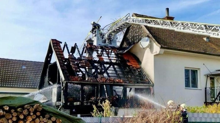 Ein Feuer zerstörte den Zubau eines Wohnhauses in Dörfl. Nur eine Ruine blieb.