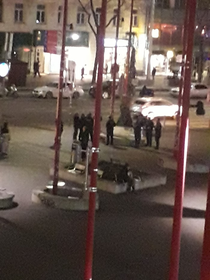 Mehrere Beamte am Abend am Christian-Broda-Platz.