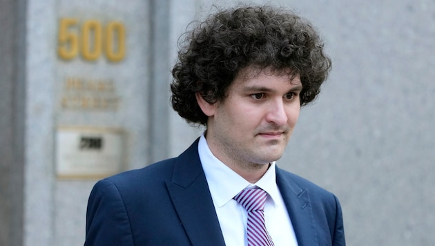 Sam Bankman-Fried outside the courthouse in New York last July (Bild: AP)