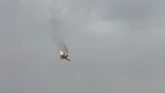Das Flugzeug stürzte brennend ins Meer.