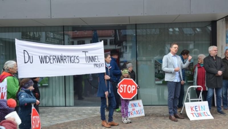 Klare Botschaft auf dem Transparent, rechts daneben Initiator Ludwig Gruber. (Bild: Hubert Daum)