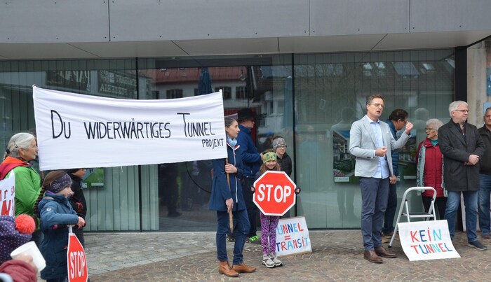 Klare Botschaft auf dem Transparent, rechts daneben Initiator Ludwig Gruber.