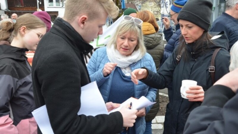 Viele wurden gleich Mitglied der Bürgerinitiative „Lebensraum Gurgltal“. (Bild: Hubert Daum)