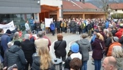 Gesitteter Unmut. Die Anzahl der Demonstranten überraschte, die (kreative) Botschaft war klar: keinen Tunnel! (Bild: Hubert Daum)