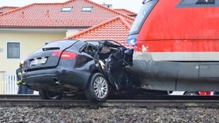 Der Audi wurde von der Zuggarnitur an der Beifahrerseite erwischt. (Bild: Manfred Fesl)
