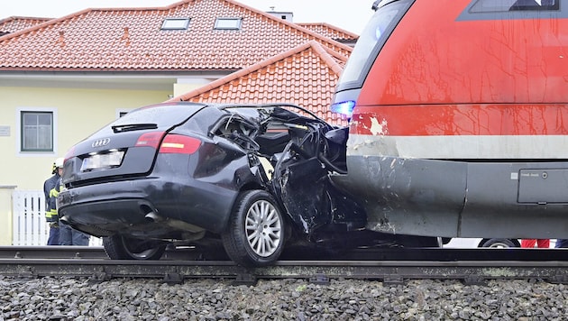 Der Audi wurde von der Zuggarnitur an der Beifahrerseite erwischt. (Bild: Manfred Fesl)