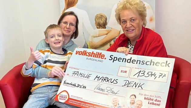 Volkshilfe-Präsidentin Verena Dunst überbrachte der Familie zu Ostern den Spendenscheck. (Bild: Christian Schulter)