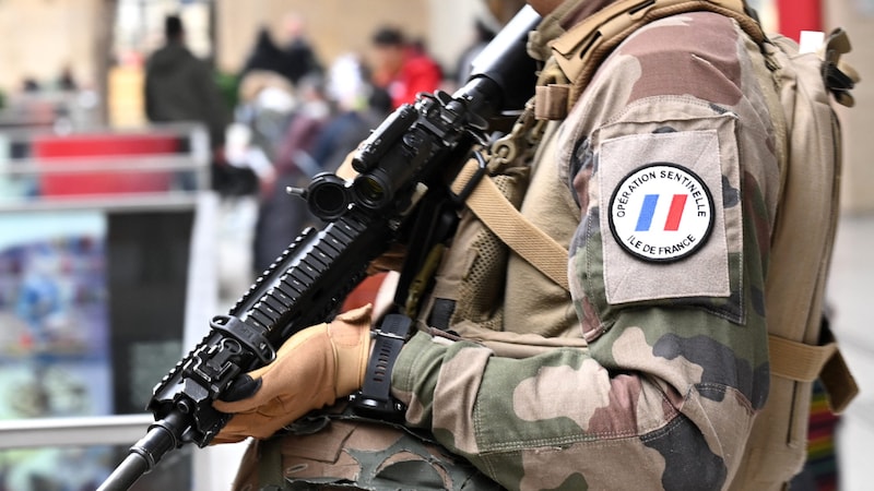 Frankreich sowie andere europäische Staaten haben nach dem Moskau-Attentat die Terrorwarnstufe hinaufgesetzt. (Bild: AFP)