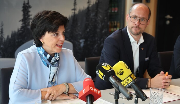 LR Gerber (re.) will von Seiler alles zum „Rülps-Video“ wissen.